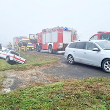 Samochód operacyjny PSP w rowie. Strażak trafił do szpitala