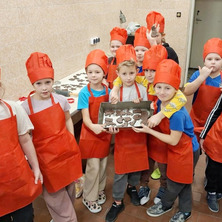 Wspólne pieczenie pierników. Uczniowie w akcji