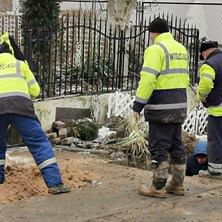 Trwa usuwanie awarii. Woda wylała się na jezdnię <font color=