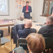 Spotkanie z doktorem Adamem Węsierskim. Sala wypełniona po brzegi