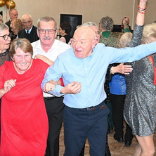 Karnawałowa rehabilitacja przy muzyce. Seniorzy niechętnie schodzili z parkietu!