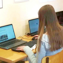 Nowoczesne laptopy w bibliotece. Wsparcie w nauce