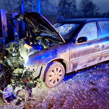 Uderzył w bariery ochronne. Jedna osoba poszkodowana