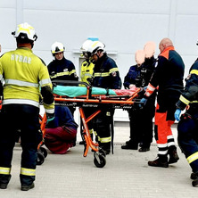 Poszkodowany pracownik trzy metry nad ziemią. Szybka pomoc
