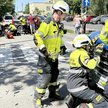 Zdarzenie drogowe z udziałem radiowozu. Dwie osoby poszkodowane