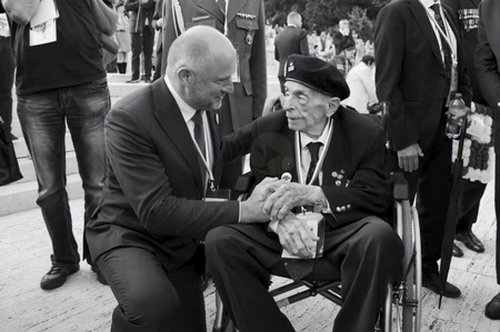 fot. Major Stosław Kowalski i marszałek Piotr Całbecki podczas obchodów 80. rocznicy bitwy o Monte Cassino, kadr z filmu